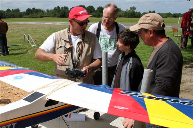 Au MAM on forme de jeune pilote sous le regard intéressé des anciens.